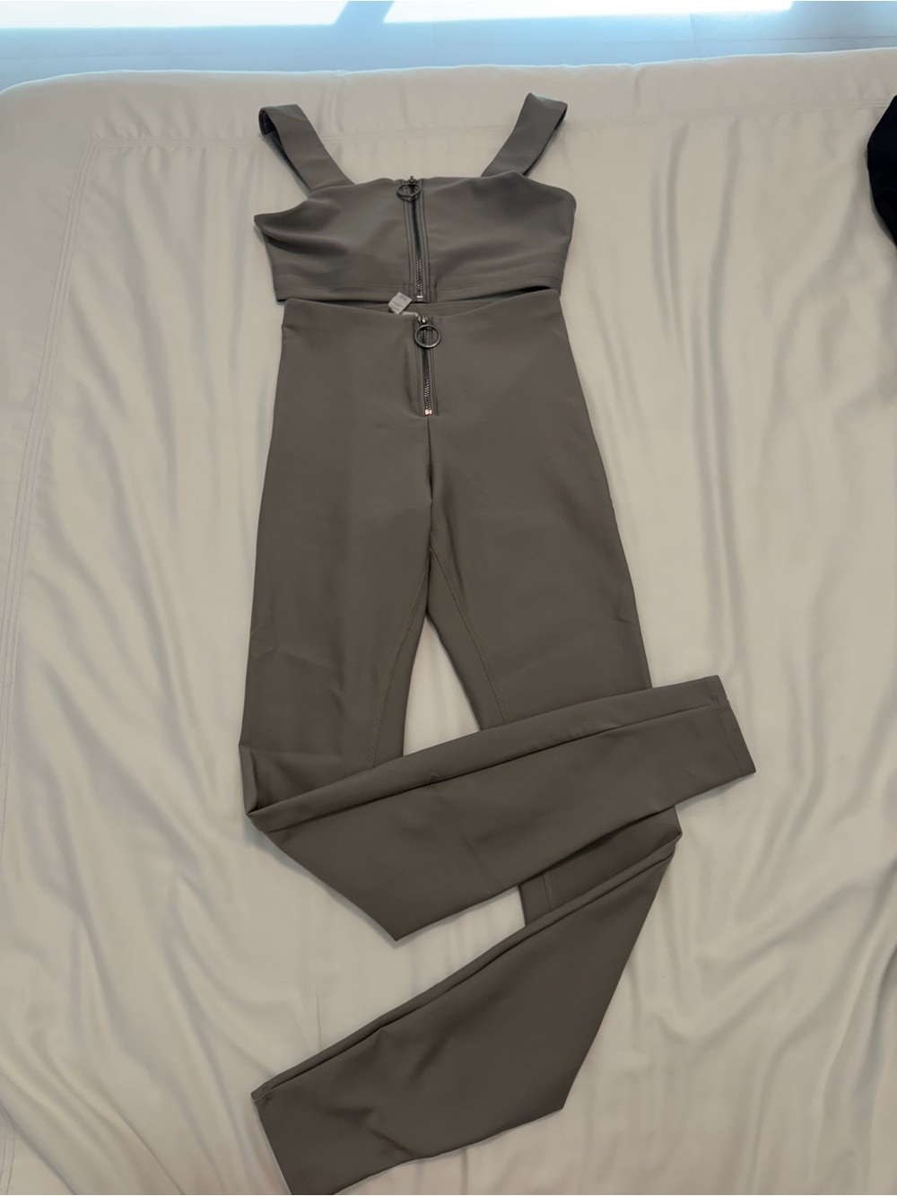 Alo Workout Set With Front Zip & Ring Detail
